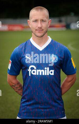 Kiel, Deutschland. 05. Juli 2023. Fußball, 2. Bundesliga, Fotogelegenheit Holstein Kiel: Kieles Lewis Holtby schaut in die Kamera. Kredit: Frank Molter/dpa/Alamy Live News Stockfoto