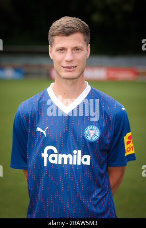 Kiel, Deutschland. 05. Juli 2023. Fußball, 2. Bundesliga, Fotogelegenheit Holstein Kiel: Kieles Patrick Erras schaut in die Kamera. Kredit: Frank Molter/dpa/Alamy Live News Stockfoto