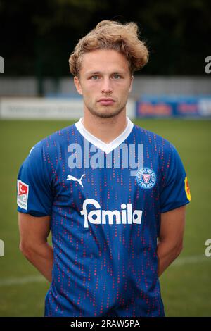 Kiel, Deutschland. 05. Juli 2023. Fußball, 2. Bundesliga, Fotogelegenheit Holstein Kiel: Kieles Fiete Arp schaut in die Kamera. Kredit: Frank Molter/dpa/Alamy Live News Stockfoto