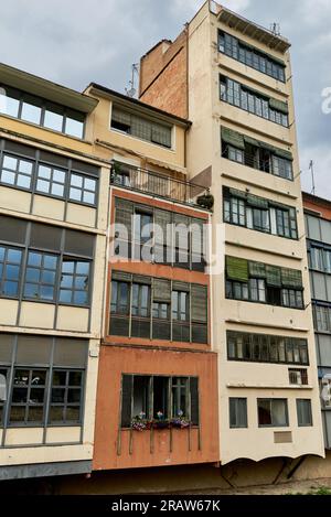 LGBT-Schilder an einem Fenster des Wohngebäudes. Regenbogenflagge LGBTQ Community Support-Symbol auf einem Balkon in Barcelona, Spanien, Europa Stockfoto