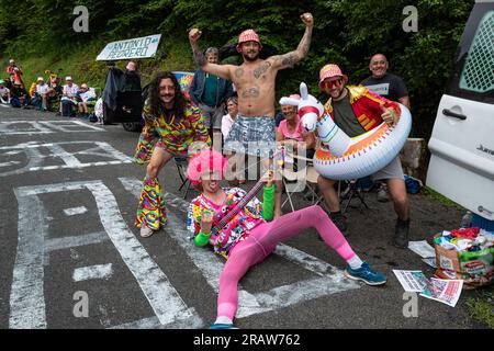 Col de Marie Blanque, Frankreich, 5. Juli 2023, Fans auf der Straße des Col de Marie Blanque während der Stage 5, 165km, Pau nach Laruns während der 110. Ausgabe der Tour de France Kredit: Nick Phipps/Alamy Live News Stockfoto