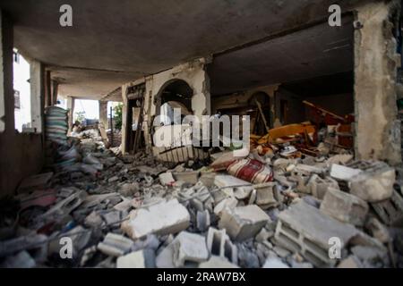 Dschenin, Palästina. 05. Juli 2023. Blick auf ein zerstörtes Haus im Flüchtlingslager Dschenin in der Nähe der Stadt Dschenin im nördlichen Westjordanland. Der Rückzug der Truppen aus dem Lager beendete eine intensive zweitägige Operation, bei der mindestens 13 Palästinenser ums Leben kamen, Tausende von Menschen aus ihren Häusern vertrieben wurden und ein großer Teil der Schäden hinterließ. Ein israelischer Soldat wurde ebenfalls getötet. Kredit: SOPA Images Limited/Alamy Live News Stockfoto