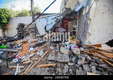 Dschenin, Palästina. 05. Juli 2023. Blick auf ein zerstörtes Haus im Flüchtlingslager Dschenin in der Nähe der Stadt Dschenin im nördlichen Westjordanland. Der Rückzug der Truppen aus dem Lager beendete eine intensive zweitägige Operation, bei der mindestens 13 Palästinenser ums Leben kamen, Tausende von Menschen aus ihren Häusern vertrieben wurden und ein großer Teil der Schäden hinterließ. Ein israelischer Soldat wurde ebenfalls getötet. (Foto von Nasser Ishtayeh/SOPA Images/Sipa USA) Guthaben: SIPA USA/Alamy Live News Stockfoto