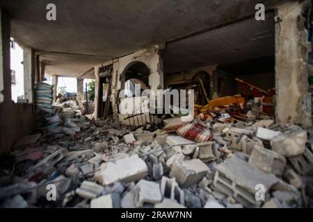 Dschenin, Palästina. 05. Juli 2023. Blick auf ein zerstörtes Haus im Flüchtlingslager Dschenin in der Nähe der Stadt Dschenin im nördlichen Westjordanland. Der Rückzug der Truppen aus dem Lager beendete eine intensive zweitägige Operation, bei der mindestens 13 Palästinenser ums Leben kamen, Tausende von Menschen aus ihren Häusern vertrieben wurden und ein großer Teil der Schäden hinterließ. Ein israelischer Soldat wurde ebenfalls getötet. (Foto von Nasser Ishtayeh/SOPA Images/Sipa USA) Guthaben: SIPA USA/Alamy Live News Stockfoto