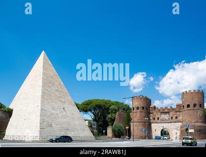 Die Pyramide von Cestius (auf Italienisch, Piramide di Caio Cestio oder Piramide Cestia) und die Porta San Paolo (Englisch: Saint Paul Gate) Stockfoto