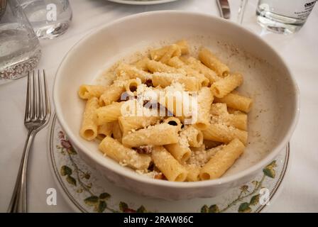 Rom, Latium, Italien, Pasta alla Gricia, ein Nudelgericht aus Latium, zubereitet mit Pecorino Romano (Käse), schwarzem Pfeffer und Guanciale. Stockfoto