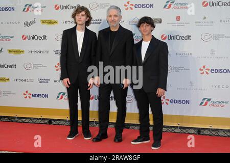 Rom, Italien. 05. Juli 2023. Gabriele Pizzurro (L), Beppe Fiorello (C) und Samuele Segreto (R) besuchen den roten Teppich Globo d'Oro 2023 in der Accademia Tedesca von Rom in der Villa Massimo. Kredit: SOPA Images Limited/Alamy Live News Stockfoto