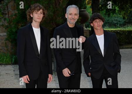 Rom, Italien. 05. Juli 2023. Gabriele Pizzurro (L), Beppe Fiorello (C) und Samuele Segreto (R) besuchen den roten Teppich Globo d'Oro 2023 in der Accademia Tedesca von Rom in der Villa Massimo. Kredit: SOPA Images Limited/Alamy Live News Stockfoto