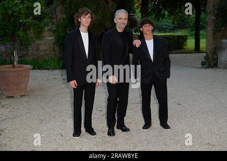 Rom, Italien. 05. Juli 2023. Gabriele Pizzurro (L), Beppe Fiorello (C) und Samuele Segreto (R) besuchen den roten Teppich Globo d'Oro 2023 in der Accademia Tedesca von Rom in der Villa Massimo. Kredit: SOPA Images Limited/Alamy Live News Stockfoto