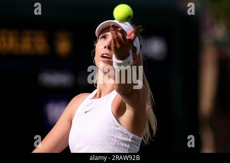 London, England: 5. Juli 2023; All England Lawn Tennis and Croquet Club, London, England: Wimbledon Tennis Tournament; Katie Boulter serviert Daria Saville Stockfoto