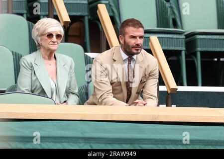 London, England: 5. Juli 2023; All England Lawn Tennis and Croquet Club, London, England: Wimbledon Tennis Tournament; David Beckham sitzt mit seiner Mutter Sandra Beckham in der königlichen Box und sieht sich das Spiel Jodie Burrage gegen Daria Kasatkina aus der königlichen Box an Stockfoto