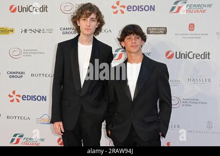 Rom, Italien. 05. Juli 2023. Gabriele Pizzurro (L) und Samuele Segreto (R) besuchen den roten Teppich Globo d'Oro 2023 in der Accademia Tedesca von Rom in der Villa Massimo. Kredit: SOPA Images Limited/Alamy Live News Stockfoto