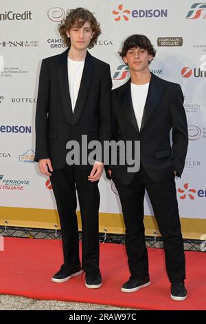 Rom, Italien. 05. Juli 2023. Gabriele Pizzurro (L) und Samuele Segreto (R) besuchen den roten Teppich Globo d'Oro 2023 in der Accademia Tedesca von Rom in der Villa Massimo. Kredit: SOPA Images Limited/Alamy Live News Stockfoto