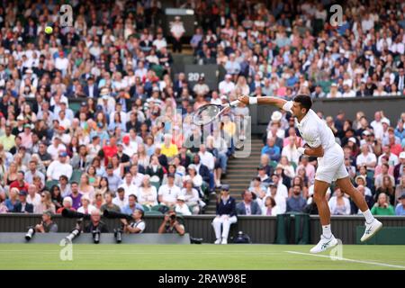 London, England: 5. Juli 2023; All England Lawn Tennis and Croquet Club, London, England: Wimbledon Tennis Tournament; Novak Djokovic bedient Jordan Thompson Stockfoto