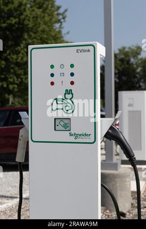 Indianapolis - 4. Juli 2023: Schnellladegerät für Elektrofahrzeuge von Schneider Electric EVlink. EVlink ermöglicht ein schnelles Aufladen moderner Elektrofahrzeuge Stockfoto