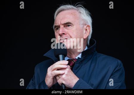 London, Großbritannien. 5. Juli 2023. John McDonnell, Abgeordneter der Labour-Partei bei Hayes und Harlington, spricht vor streikenden Lehrern am Parliament Square. DIE NEUEN Mitglieder versuchen, eine voll finanzierte, über der Inflation liegende Gehaltserhöhung für alle Lehrkräfte zu gewinnen. Kredit: Mark Kerrison/Alamy Live News Stockfoto