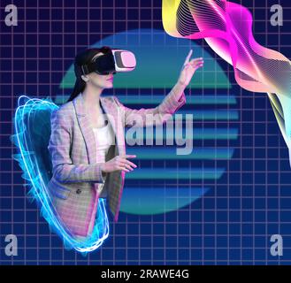 Metaversion. Frau, die während einer simulierten Erfahrung mit einem Virtual-Reality-Headset durch das Cyber-Portal geht. Illustration des Eintauchens in den digitalen Raum Stockfoto