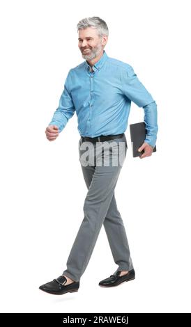 Reifer Geschäftsmann in stilvoller Kleidung mit Notebook auf weißem Hintergrund Stockfoto