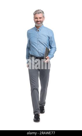 Reifer Geschäftsmann in stilvoller Kleidung mit Notebook auf weißem Hintergrund Stockfoto