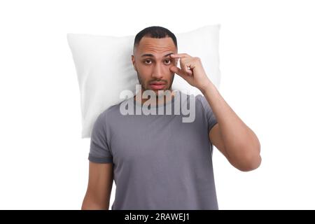 Müder Mann mit Kissen auf weißem Hintergrund. Schlaflosigkeit-Problem Stockfoto