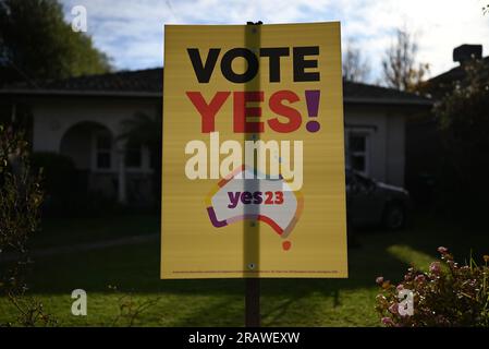 Ein gelbes Ja-Zeichen, im Vorgarten eines Vorstadthauses von Melbourne, Teil der Kampagne der indigenen Stimme zum parlamentsreferendum Stockfoto