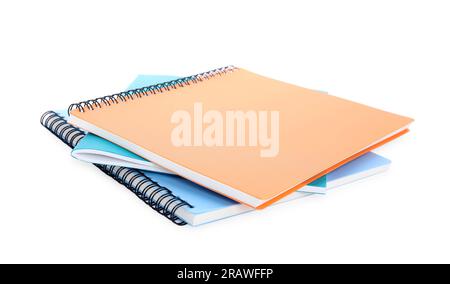 Viele verschiedene Notebooks, isoliert auf weiß. Schulpapier Stockfoto