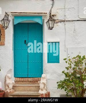Ein altes Haus in einer romantischen Stadt. Farbenfrohe und wunderschöne Tore aus Holz. Alte Tür. Stockfoto