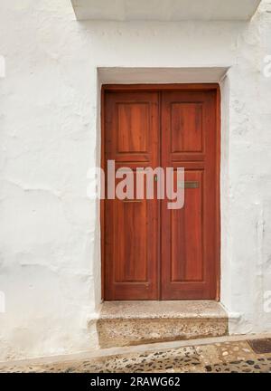 Ein altes Haus in einer romantischen Stadt. Farbenfrohe und wunderschöne Tore aus Holz. Alte Tür. Stockfoto
