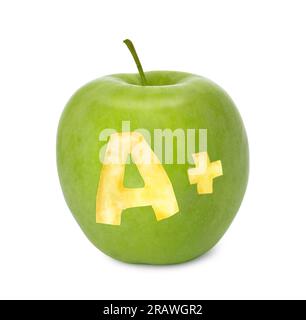 Grüner Apfel mit geschnitztem Buchstaben A und Pluszeichen als Schulklasse auf weißem Hintergrund Stockfoto