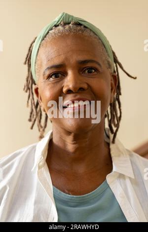Porträt einer glücklichen afroamerikanischen Seniorin, die zu Hause vor der Kamera lächelt. Seniorenleben, Glück, Wohlergehen und häusliches Leben, Ruhestand, unalt Stockfoto