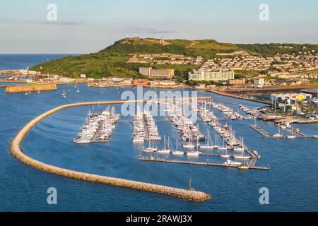 Isle of Portland, Dorset, Vereinigtes Königreich. 5. Juli 2023 Luftaufnahme vom Hafen Portland in der Nähe von Weymouth in Dorset. Das Asylschiff Bibby Stockholm soll diesen Monat in der Nähe des Hafens von Portland liegen. Bildnachweis: Graham Hunt/Alamy Live News Stockfoto