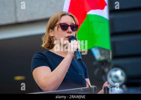 London, Vereinigtes Königreich - Juli 7. 2023: Pro-palästinensische Redner sprechen bei einem Protest außerhalb der israelischen Botschaft Stockfoto