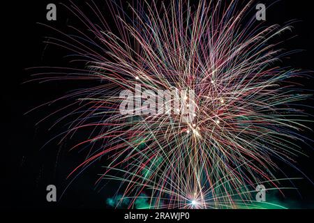 Das Feuerwerk flog über dem Tower Barracks Parade Field des Army Training Command aus dem Jahr 7. für eine große Menschenmenge aus den USA Soldaten, ihre Familien und einheimische deutsche Staatsangehörige während der USA Armee Garrison – Bayern veranstaltete am 4. Juli 2023 die Unabhängigkeitstag-Feier in Grafenwoehr. Weitere Festlichkeiten waren Speisen, Hüpfhäuser und eine Live-Vorstellung von X Ambassadors. (USA Armeefoto von SPC. Christian Carrillo) Stockfoto