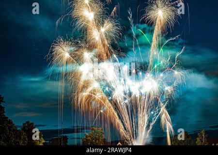 Das Feuerwerk flog über dem Tower Barracks Parade Field des Army Training Command aus dem Jahr 7. für eine große Menschenmenge aus den USA Soldaten, ihre Familien und einheimische deutsche Staatsangehörige während der USA Armee Garrison – Bayern veranstaltete am 4. Juli 2023 die Unabhängigkeitstag-Feier in Grafenwoehr. Weitere Festlichkeiten waren Speisen, Hüpfhäuser und eine Live-Vorstellung von X Ambassadors. (USA Armeefoto von SPC. Christian Carrillo) Stockfoto