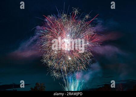 Das Feuerwerk flog über dem Tower Barracks Parade Field des Army Training Command aus dem Jahr 7. für eine große Menschenmenge aus den USA Soldaten, ihre Familien und einheimische deutsche Staatsangehörige während der USA Armee Garrison – Bayern veranstaltete am 4. Juli 2023 die Unabhängigkeitstag-Feier in Grafenwoehr. Weitere Festlichkeiten waren Speisen, Hüpfhäuser und eine Live-Vorstellung von X Ambassadors. (USA Armeefoto von SPC. Christian Carrillo) Stockfoto