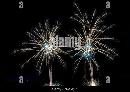 Das Feuerwerk flog über dem Tower Barracks Parade Field des Army Training Command aus dem Jahr 7. für eine große Menschenmenge aus den USA Soldaten, ihre Familien und einheimische deutsche Staatsangehörige während der USA Armee Garrison – Bayern veranstaltete am 4. Juli 2023 die Unabhängigkeitstag-Feier in Grafenwoehr. Weitere Festlichkeiten waren Speisen, Hüpfhäuser und eine Live-Vorstellung von X Ambassadors. (USA Armeefoto von SPC. Christian Carrillo) Stockfoto