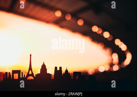 Die majestätische Silhouette von Paris: Entfesselt Größe für die Sportspiele 2024. Stadion als Kulisse, im warmen Glanz eines herrlichen Sonnenaufgangs Stockfoto