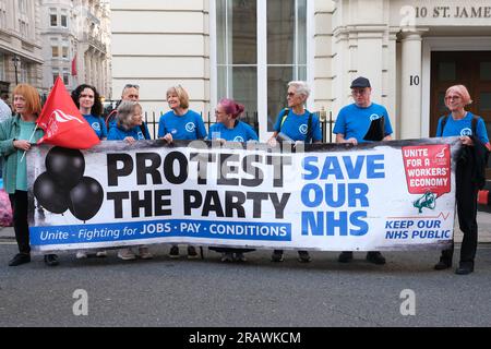 London, Großbritannien. 5. Juli 2023. Unite die Mitglieder der Union veranstalteten einen Protest vor dem Carlton Club, wo ein NHS-Abendessen der Konservativen Partei stattfand, um den 75. Jahrestag ihrer Gründung zu feiern. Die Pro-NHS-Demonstranten argumentieren, dass die chronische Unterfinanzierung und die Unterschreitung der Inflationsrate zu einer Rekordzahl freier Stellen geführt haben. Kredit: Elfte Stunde Fotografie/Alamy Live News Stockfoto