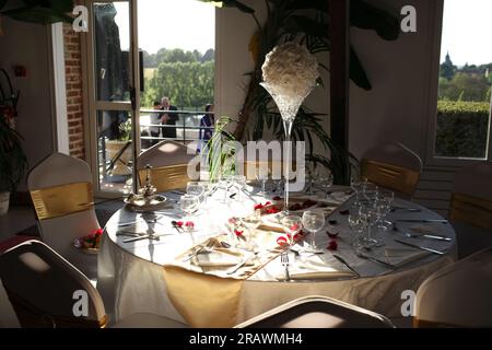 Frankreich: Organisation de mariage, décoration de salle pour le Diner des invités, lumière du soleil sur la table des invités avant leur arrivee Stockfoto