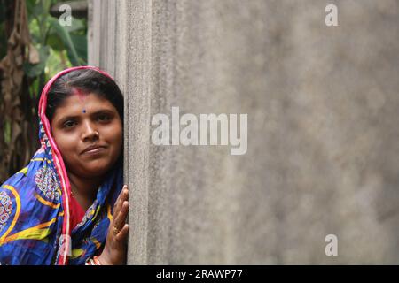 Junge indianerin an einer Grunge-Mauer, lächelnd und glücklich, selbstbewusst und freundlich. Stockfoto