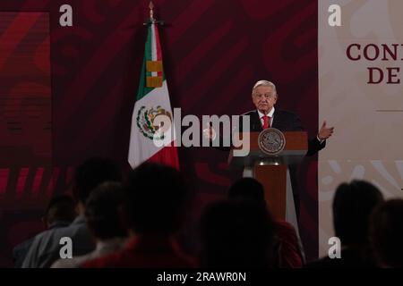 Mexiko-Stadt, Mexiko. 05. Juli 2023. 5. Juli 2023, Mexiko-Stadt, Mexiko: Mexikos Präsident Andres Manuel Lopez Obrador gestikuliert während seiner Rede bei seiner Briefing-Konferenz im Nationalpalast. Am 5. Juli 2023 in Mexico City, Mexiko, ( Foto von Alex Dalton/Credit: Eyepix Group/Alamy Live News Stockfoto