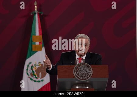 Mexiko-Stadt, Mexiko. 05. Juli 2023. 5. Juli 2023, Mexiko-Stadt, Mexiko: Mexikos Präsident Andres Manuel Lopez Obrador gestikuliert während seiner Rede bei seiner Briefing-Konferenz im Nationalpalast. Am 5. Juli 2023 in Mexico City, Mexiko, ( Foto von Alex Dalton/Credit: Eyepix Group/Alamy Live News Stockfoto