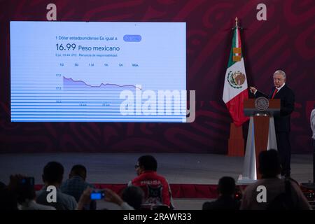 Mexiko-Stadt, Mexiko. 05. Juli 2023. 5. Juli 2023, Mexiko-Stadt, Mexiko: Mexikos Präsident Andres Manuel Lopez Obrador gestikuliert während seiner Rede bei seiner Briefing-Konferenz im Nationalpalast. Am 5. Juli 2023 in Mexico City, Mexiko, ( Foto von Alex Dalton/Credit: Eyepix Group/Alamy Live News Stockfoto