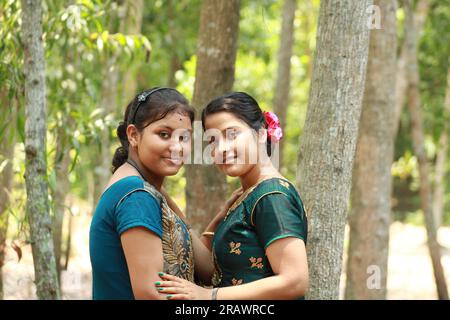 Zwei Wunderschöne Teenager Rural Indian Girls Outdoor Stockfoto