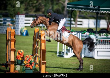 Robert Blanchette aus Irland tritt am 5. Juli 2023 auf der Spruce Meadows in Calgary, Kanada, an der nordamerikanischen Konkurrenz an. Stockfoto