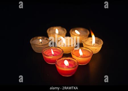 Kerzenlicht. Geringe Schärfentiefe. Zahlreiche Weihnachtskerzen leuchten nachts auf. Abstrakter Kerzenhintergrund zahlreiche Kerzenflammen leuchten auf einem da Stockfoto