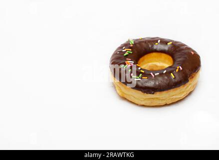 Schoko Donut isoliert auf weißem Hintergrund Stockfoto