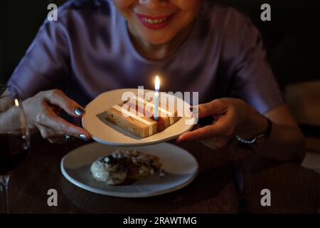 Ein Stück Kuchen mit Kerze, Geburtstagsessen im Yellow Vegan Restaurant in Potts Point Stockfoto