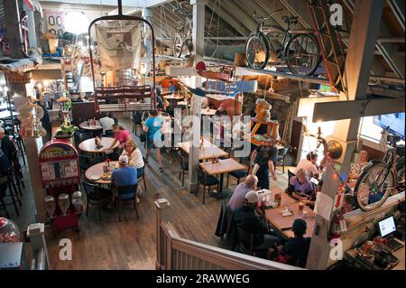 Im Inneren des Rosies Cafe frühstücken Gäste in Lake Tahoe, Kalifornien, USA Stockfoto