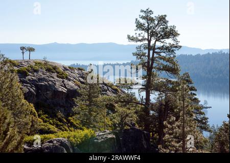 Blick hoch über der Emerald Bay mit Blick auf Lake Tahoe in Kalifornien, USA Stockfoto